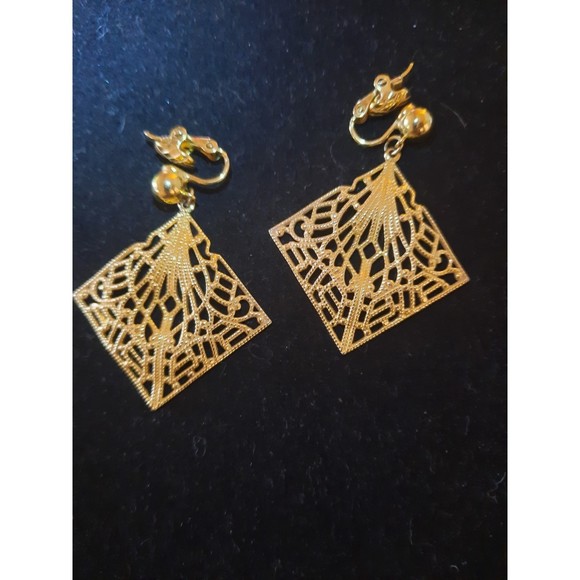 Trifari Vintage Filigree Gold Tone Clip On Earrings - Picture 3 of 5